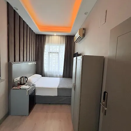 Crowned Hotel