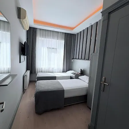 Crowned Hotel 2*