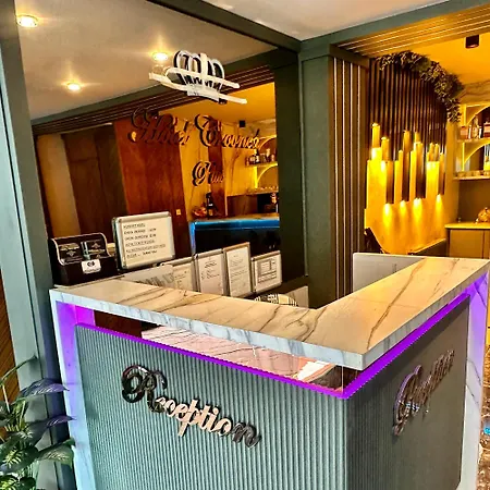 酒店 Crowned
